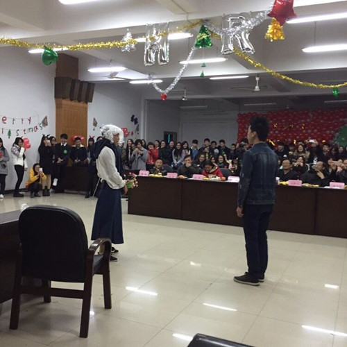 小品节目表演