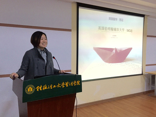任平女士为同学们介绍签证事宜